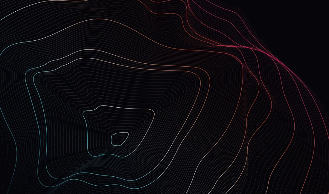 Hartă topografică abstractă cu linii de contur colorate pe fundal negru, reprezentând variații de altitudine și relief – stil modern, digital.